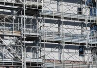 足場が組まれた現場